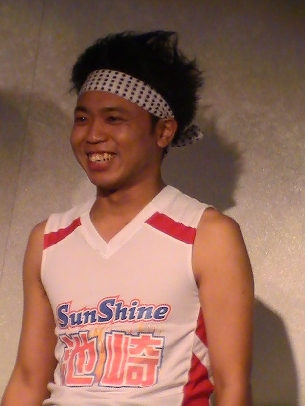 ステージ衣装姿のサンシャイン池崎さん